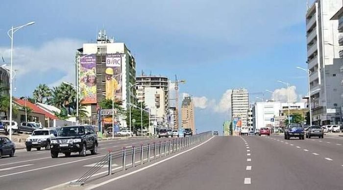 2013_Boulevard_du_30_Juin_Kinshasa_8756682965