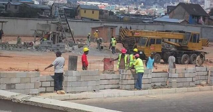 640px-Des_ouvriers_travail_dans_un_chantier